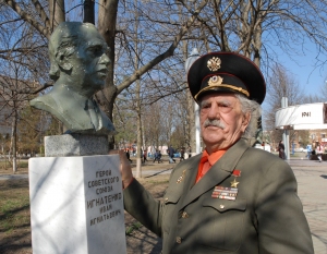 И.И.Игнатенко у своего бюста в Парке 40-летия Победы г.Славянска-на-Кубани, 2005 год